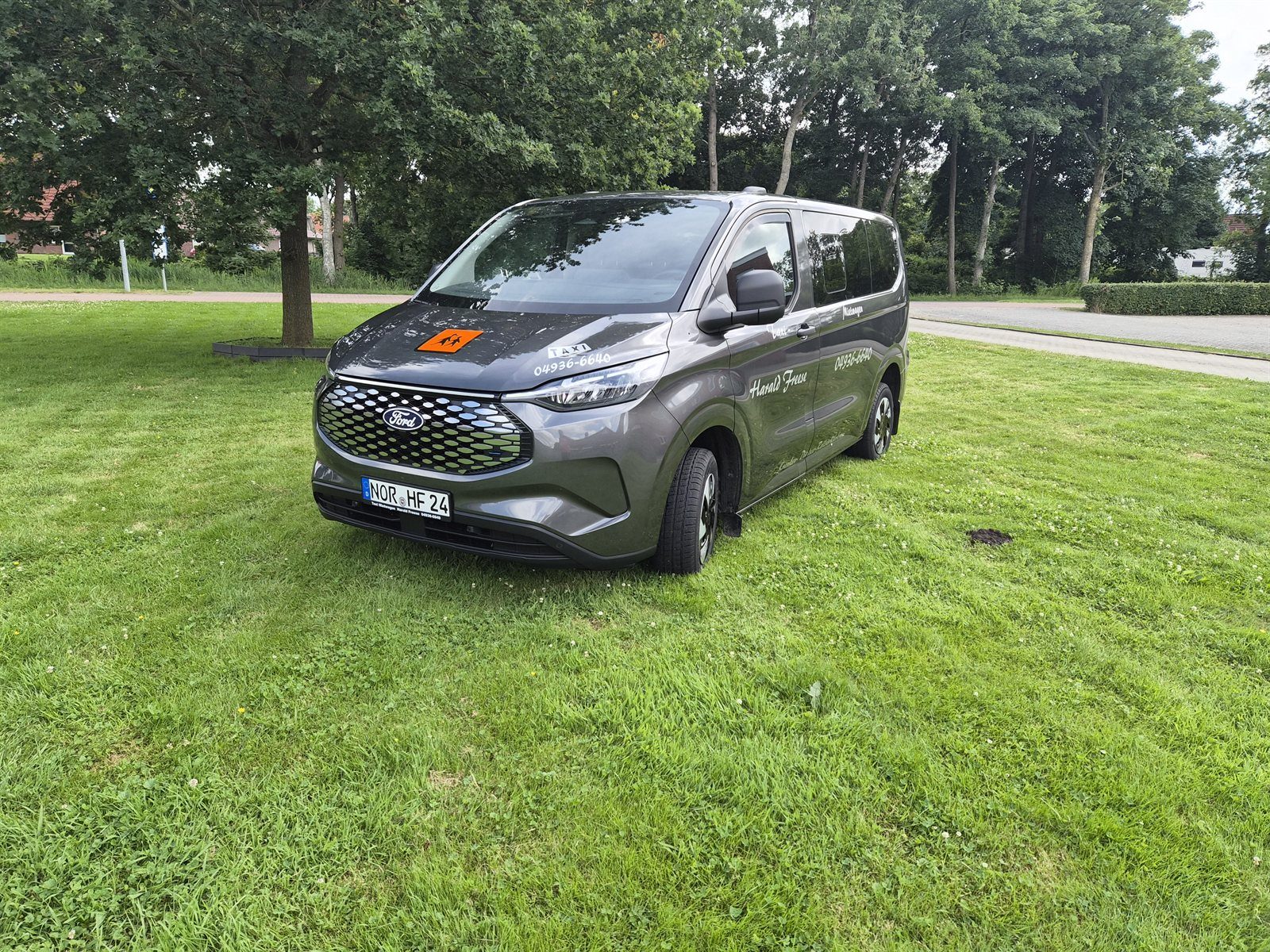 Vollelektrischer Ford Transit Custom von Taxi Freese