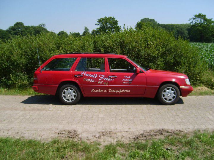 Roter Mercedes Kombi mit Freese-Beschriftung aus den Anfangsjahren