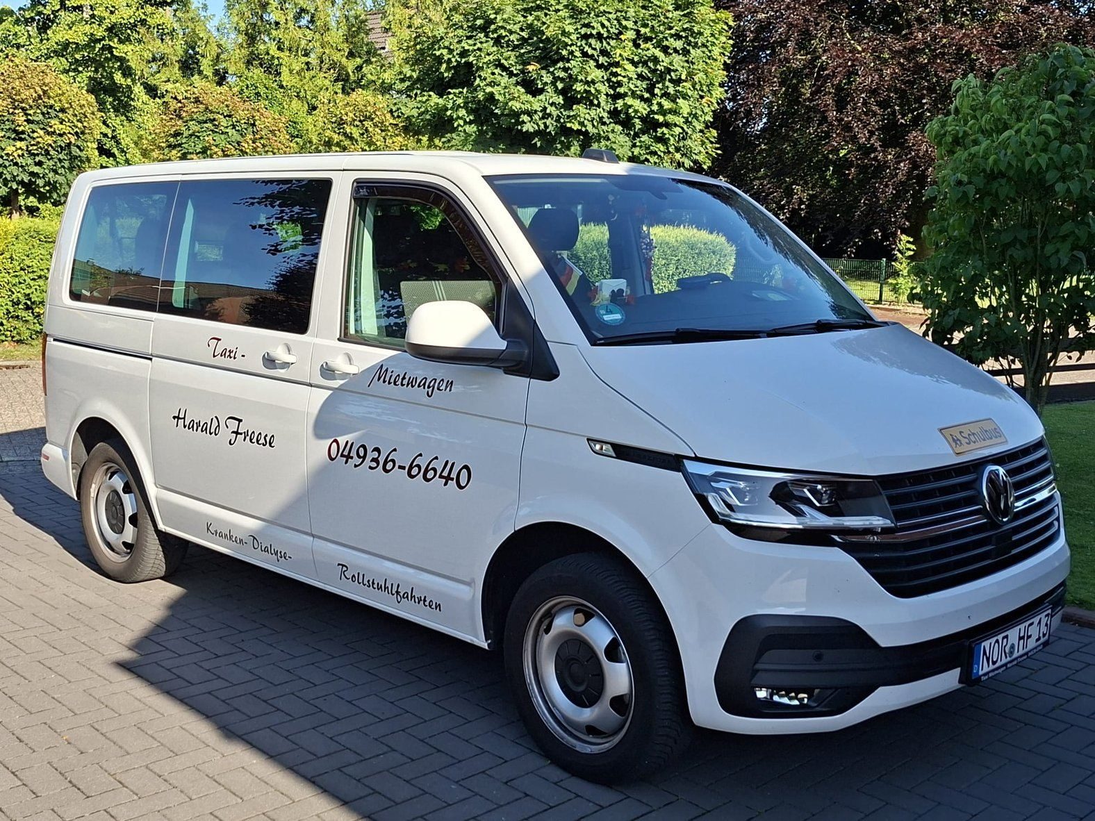 Weißer VW Bus von Taxi Freese mit Schulbus-Schild