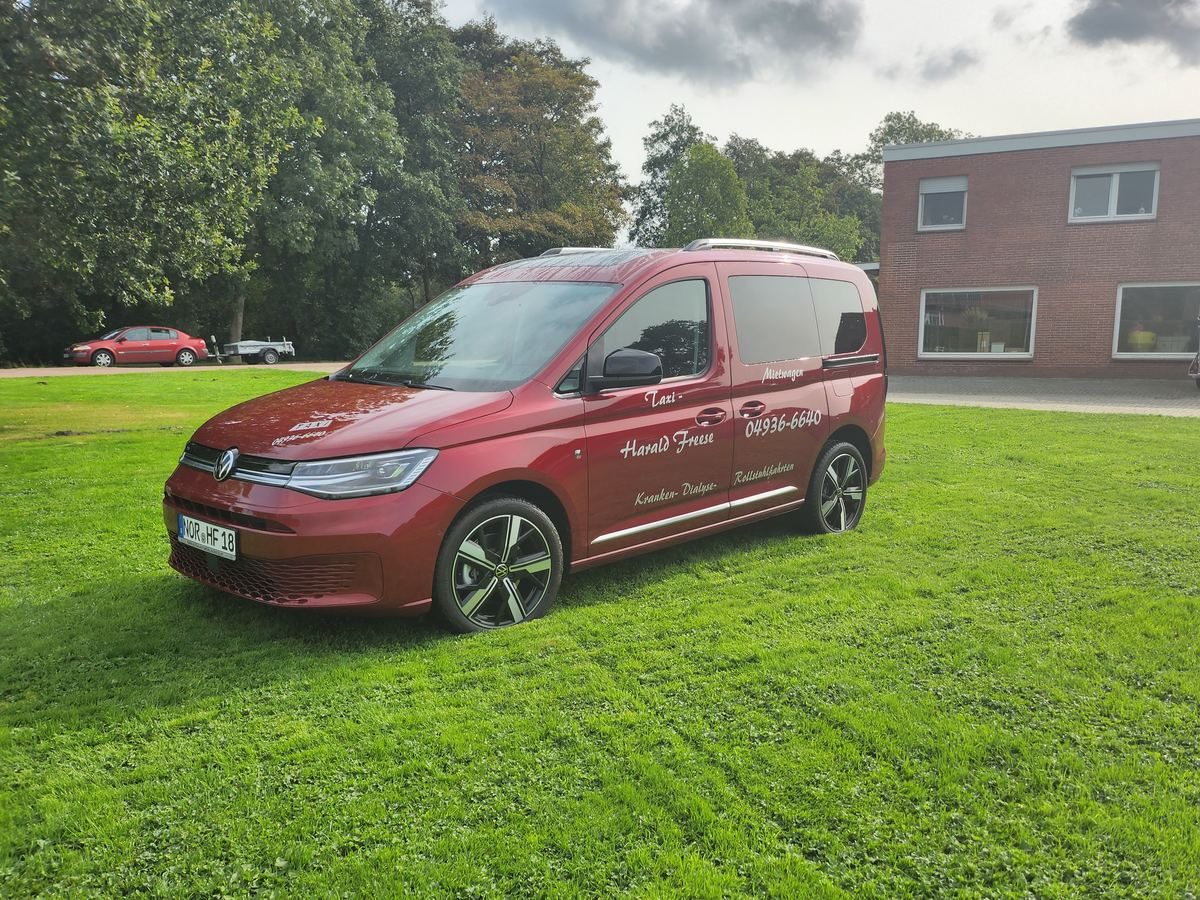 Roter VW Caddy von Taxi Freese für Krankenfahrten