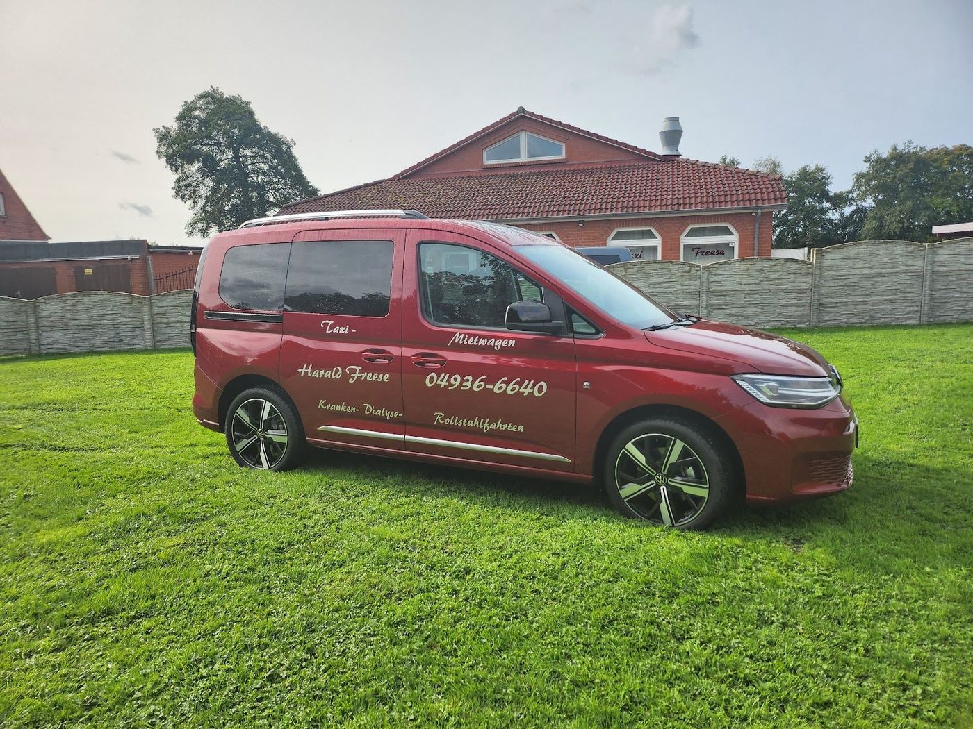 Roter VW Caddy von Taxi Freese – barrierefreies Fahrzeug für Kranken-, Dialyse- und Rollstuhlfahrten