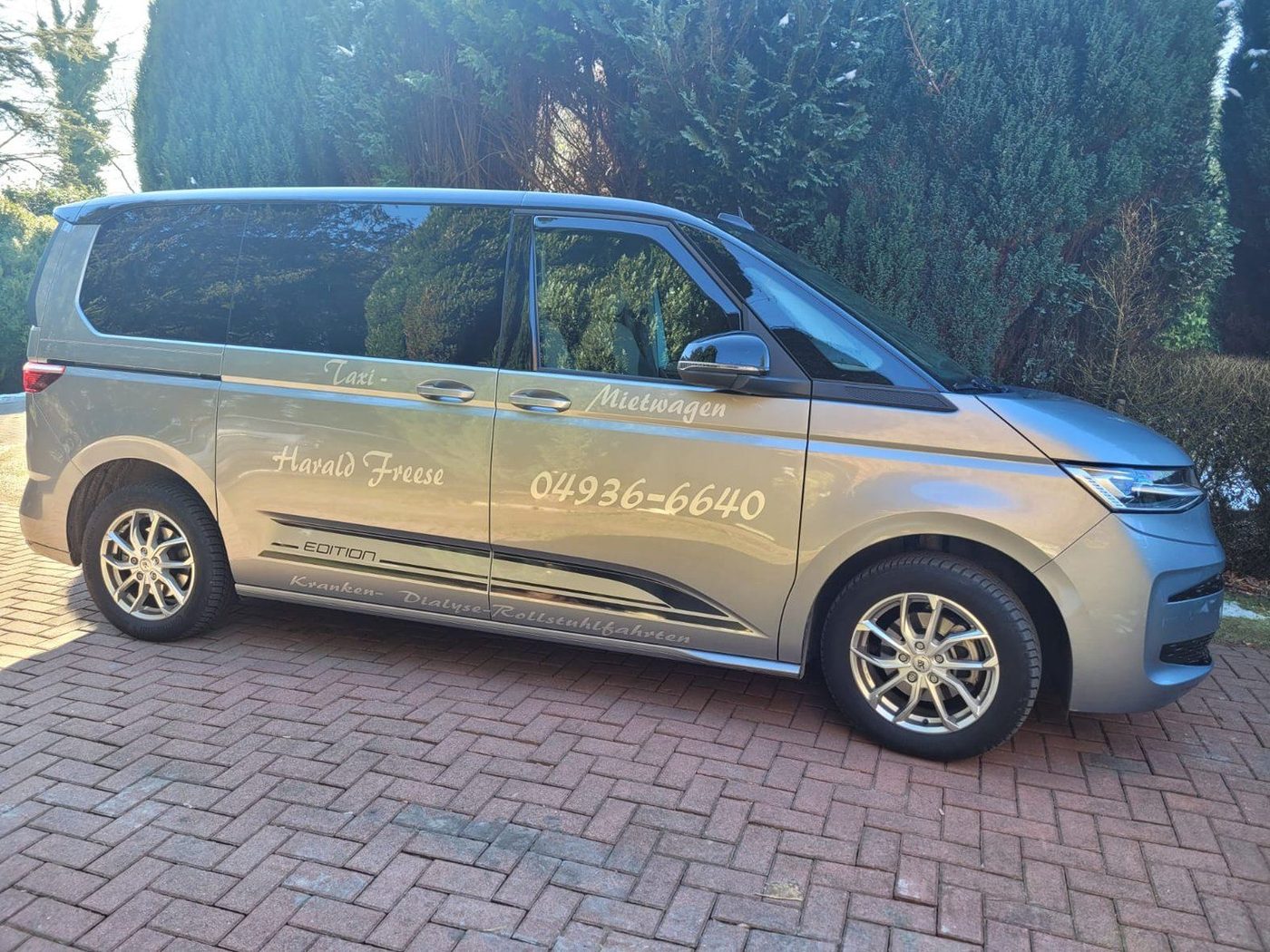 Silberner VW Multivan von Taxi Freese – geräumiges Fahrzeug für Gruppen- und Krankenfahrten
