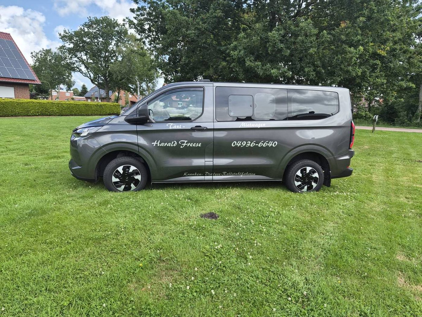 Vollelektrischer Ford Transit Custom von Taxi Freese – neunsitziger Großraum-Bus
